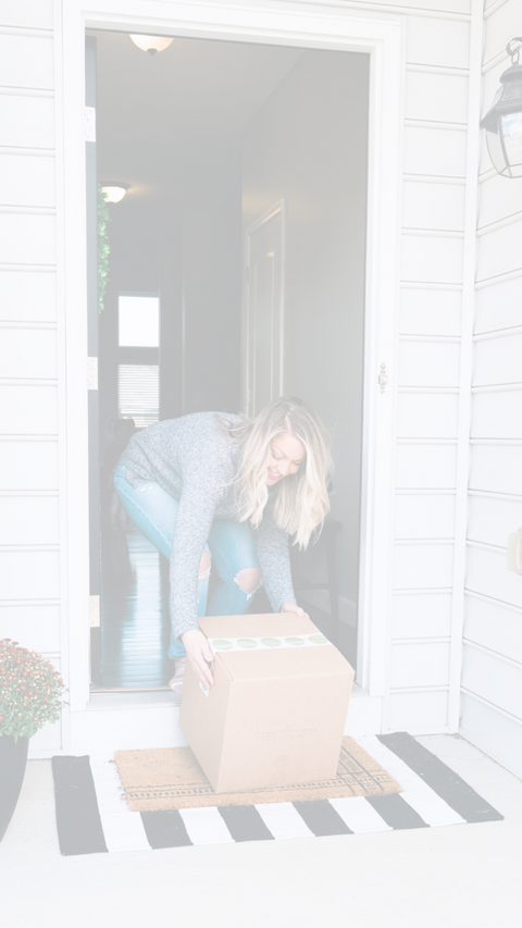 luxe-and-lemons-about-kat-picking-up-delivery-box-mobile